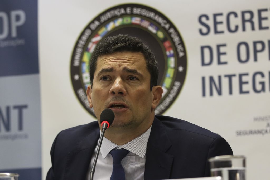 O ministro da Justiça e Segurança Pública, Sergio Moro, fala sobre a Operação Luz da Infância 4, que cumpre mandados de busca e apreensão contra acusados de crimes de abuso e exploração sexual de crianças e adolescentes na internet. O ministro da Justiça e Segurança Pública, Sergio Moro, fala sobre a Operação Luz da Infância 4, que cumpre mandados de busca e apreensão contra acusados de crimes de abuso e exploração sexual de crianças e adolescentes na internet.